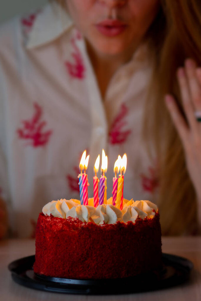 Syntymäpäiväkakku kynttilöillä. Sytyttää kynttilöitä kakkuun. Hyvää syntymäpäivää postikortti. Syntymäpäiväjuhla kakun kanssa. Syntymäpäiväkakku. Juhlitaan. Kynttilät palavat. Toivo jotain. Lomat postikortti - Valokuva, kuva