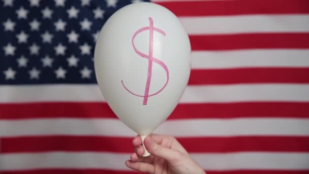 Koncept krize ekonomiky USA, propad dolaru v důsledku americké inflace - Záběry, video