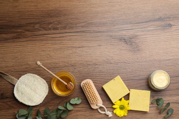 Flat lay composition with beeswax and cosmetic products on wooden table. Space for text - Foto, Imagem