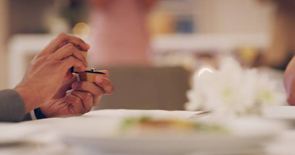 Szeretnélek elvenni. 4k videó felvétel egy nőről, aki meglepettnek tűnik, miközben a barátja megkéri a kezét egy étteremben.. - Fotó, kép