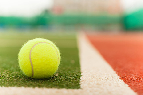 Tennisball auf einem grünen künstlichen Kessel. - Foto, Bild