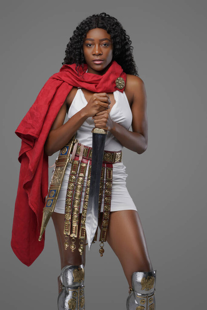 Militaire femme noire avec gladius et cape rouge - Photo, image