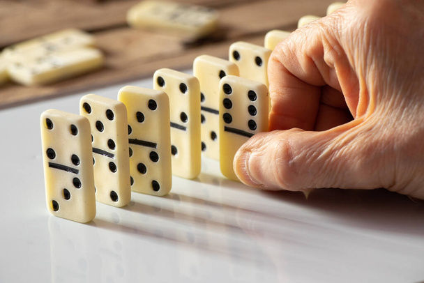 feminino velha mão jogando dominó, jogos de azar e hobby - Foto, Imagem