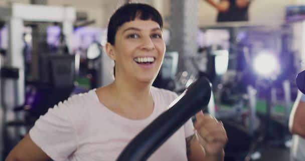 Perfecting my form. 4k video of a group of people working out on the treadmill. - Foto, Imagen