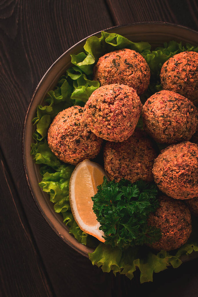 Bolas de falafel de garbanzo, sobre una mesa de madera, primer plano, comida vegetariana, - Foto, imagen
