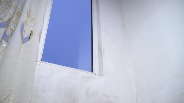 Un hongo negro en forma de moho crece y se extiende en una pared blanca en el apartamento. - Imágenes, Vídeo