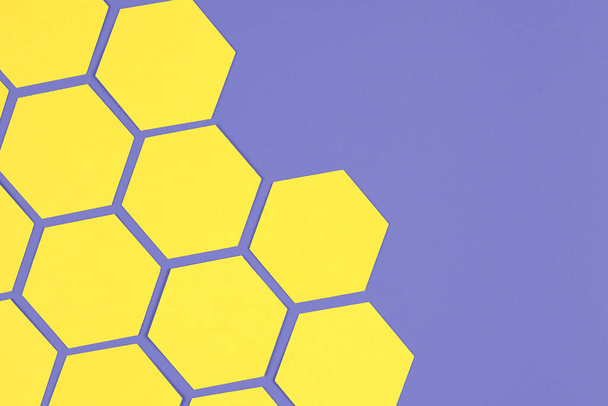 composizione geometrica con esagoni di carta gialla su sfondo viola - Foto, immagini