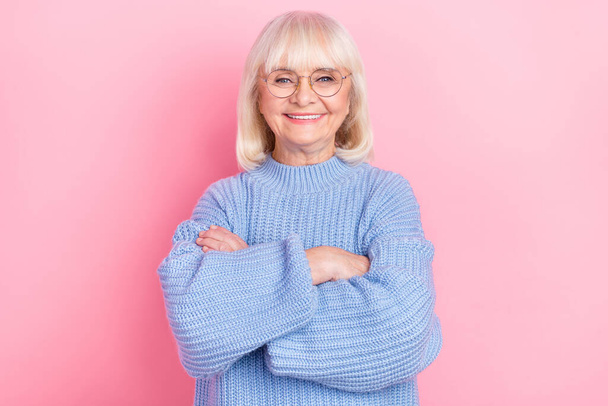 Photo of pretty mature woman cheerful crossed hands smart eyewear isolated over pink color background - 写真・画像