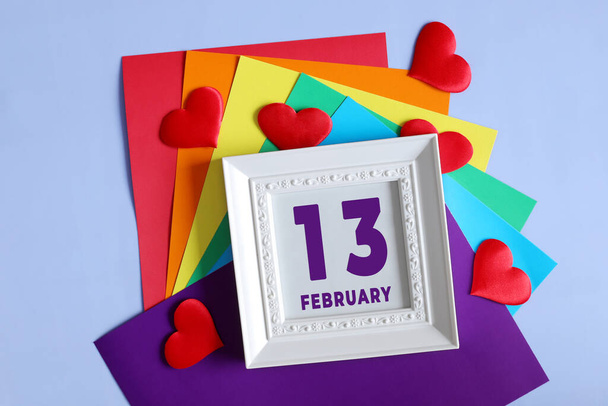 día del mes 13 de febrero calendario Calendario fecha en un marco blanco sobre un fondo de arco iris. - Foto, imagen