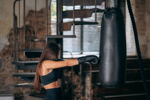 Nuori nainen nyrkkeily harjoitus kuntosalilla - Valokuva, kuva