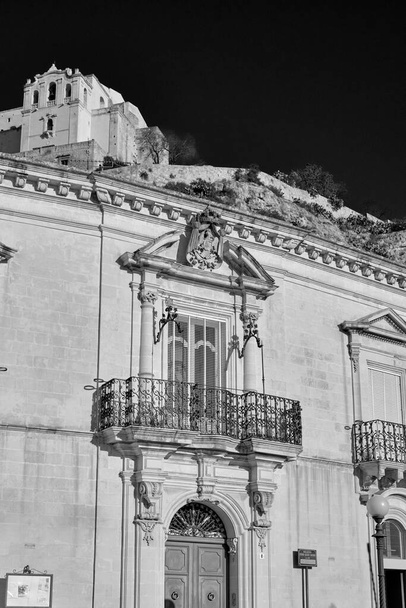 Италия, Сицилия, Шикли (провинция Рагуза), фасад и балкон дворца Массо Яконо (19 век до н.э.) и монастыря Санта-Мария-делла-Кроче (санкт. XVI) колокольня на заднем плане - Фото, изображение