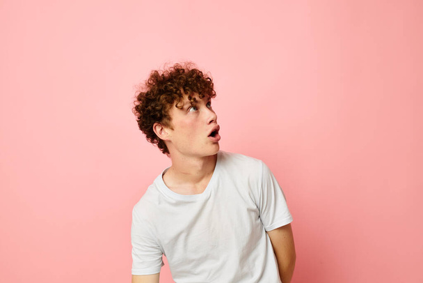 portrait of a young curly man summer clothes white tshirt posing Lifestyle unaltered - Foto, Imagem