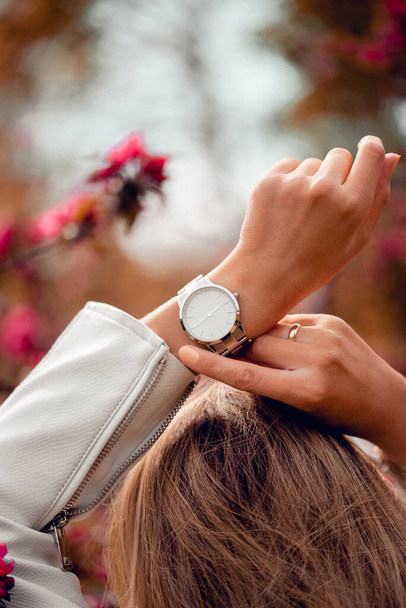Stilvolle weiße Uhr auf Frauenhand. - Foto, Bild