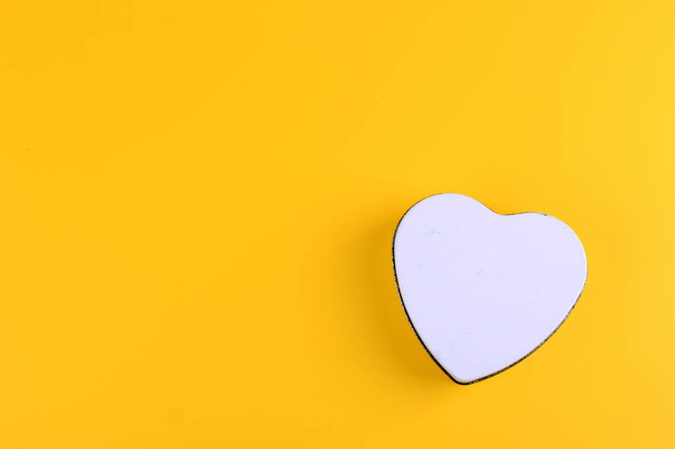 Boîte blanche avec forme de coeur sur fond jaune. Espace COpy pour le texte, Concept Valentin  - Photo, image