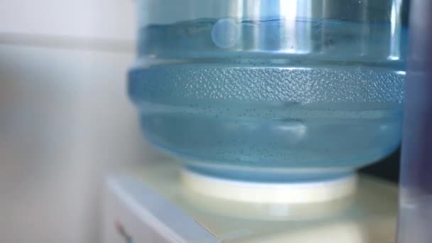 Krople wody w chłodziarce - Materiał filmowy, wideo