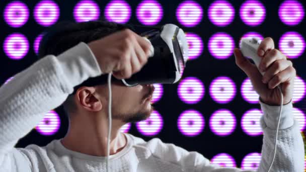 Sanal gerçeklik gözlüklü adam saç kurutma makinesiyle saç kurutuyor. - Video, Çekim