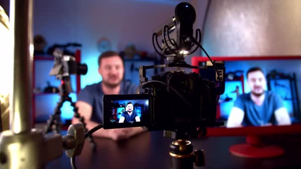 Blogger vysílá ve video studiu s kamerami a profesionálním osvětlením - Záběry, video