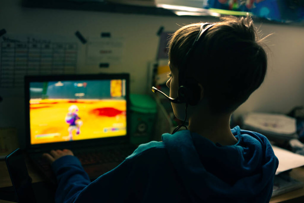 Child gaming on computer - Valokuva, kuva