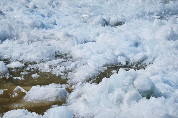 Roztapiający się lód. Kolumnowa i igłowo-podobna struktura kryształów. Lodowa kra wiosną nad brzegiem rzeki Amur. - Zdjęcie, obraz