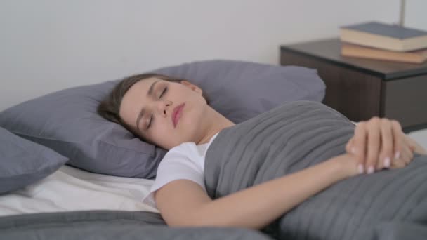 Žena kašlání při spaní v posteli - Záběry, video