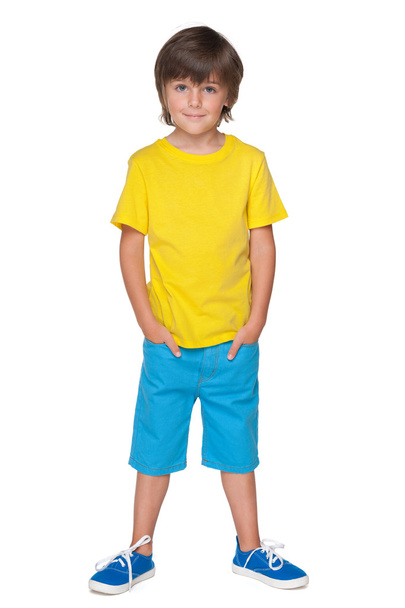 Guapo niño con la camisa amarilla
 - Foto, imagen