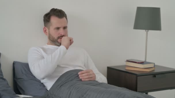 Muž kašle, zatímco spí v posteli - Záběry, video