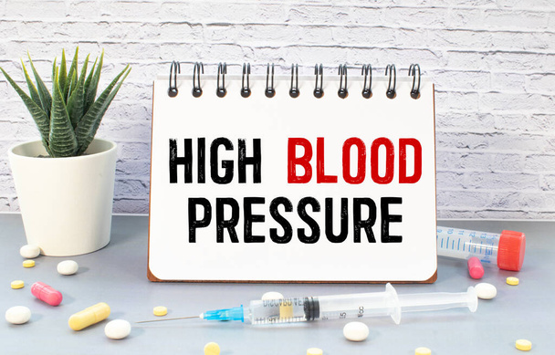 Presión arterial alta, monitor de presión arterial en aislado en blanco, concepto de salud - Foto, imagen
