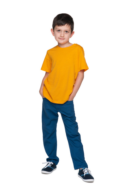 όμορφο νεαρό αγόρι στο κίτρινο πουκάμισο - Φωτογραφία, εικόνα