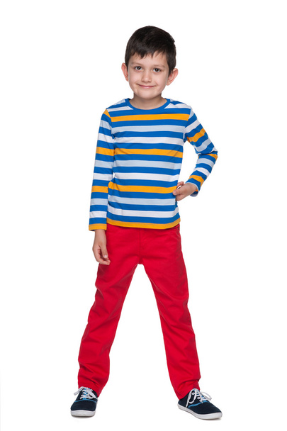 Усміхнений молодий хлопчик в смугастій сорочці
 - Фото, зображення