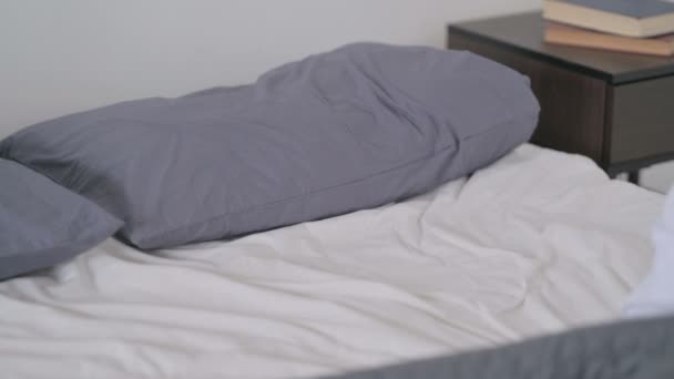Mujer yendo a la cama y durmiendo
  - Metraje, vídeo
