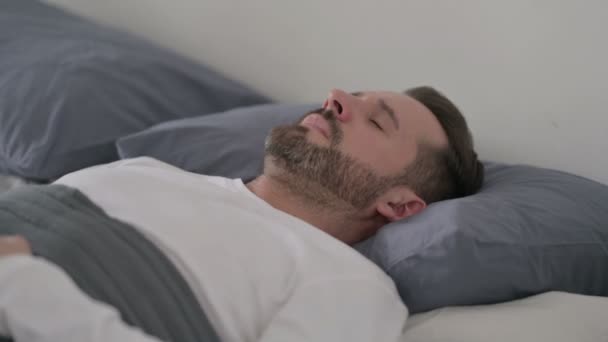 ベッドで寝ている間に男が咳をする - 映像、動画