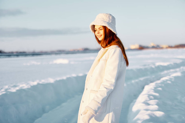 女性の冬服雪の冷たい休暇を歩く新鮮な空気 - 写真・画像