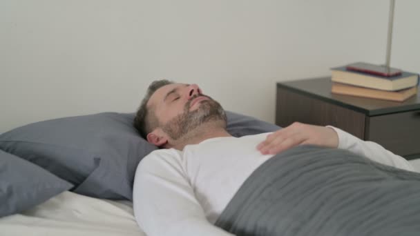 Ο άνθρωπος βήχει ενώ κοιμάται στο κρεβάτι - Πλάνα, βίντεο