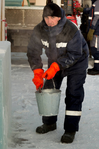 Työntekijä kauha ja ämpäri jäällä laatta - Valokuva, kuva