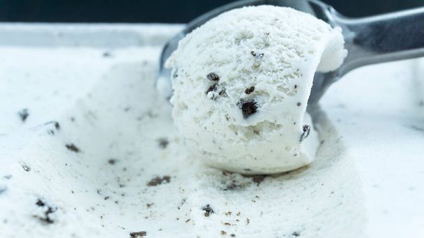closeup scooping παγωτό Cookies & κρέμα, έννοια των τροφίμων - Φωτογραφία, εικόνα