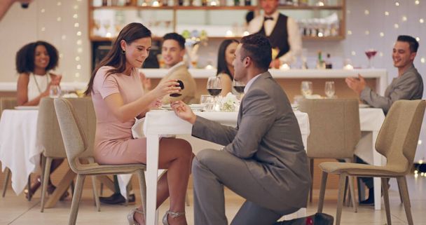 Everyone is applauding the happily engaged couple - 写真・画像