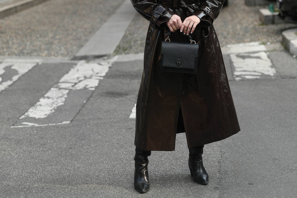 Street style outfit - woman wearing shiny dark brown coat, black handbag and boots - Fotoğraf, Görsel
