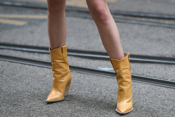 Street style outfit - woman wearing orange boots - Foto, afbeelding
