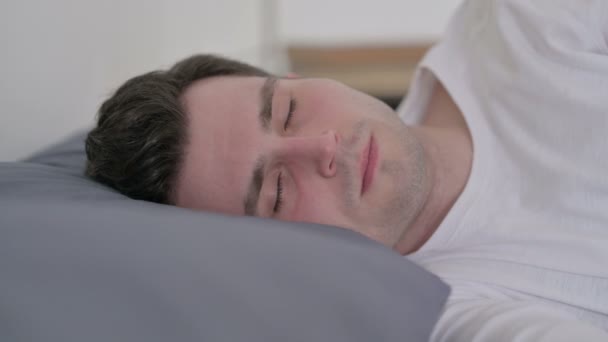 Hombre tosiendo mientras duerme en la cama, de cerca - Imágenes, Vídeo