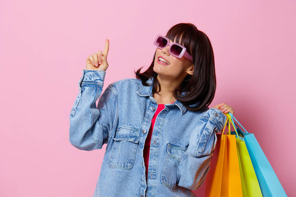 portrét žena nakupování v obchodě zábava zábava izolované pozadí - Fotografie, Obrázek