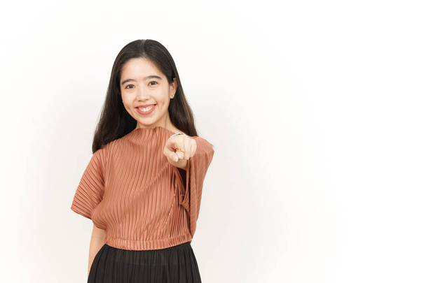 glimlach en wijzen naar camera, wil je gebaar van mooi aziatisch vrouw geïsoleerd op witte achtergrond - Foto, afbeelding