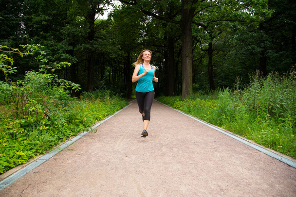Beautiful girl running in the Park in summer - Φωτογραφία, εικόνα