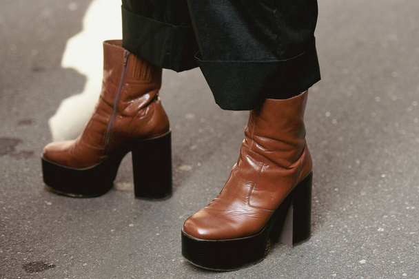 Street style outfit - woman wearing brown leather platform shoes and black leather skirt - Valokuva, kuva