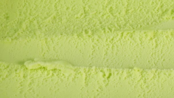 Slow-Motion groene thee ijs scooping met lepel. De textuur van het zachte ijs ruikt naar groene thee.Food concept. - Video