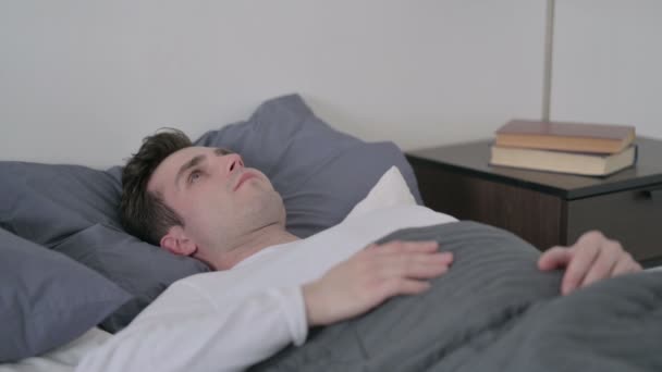 Άνδρας ξαπλωμένος στο κρεβάτι ανίκανος να κοιμηθεί - Πλάνα, βίντεο