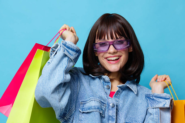 jovem mulher em jaquetas jeans com sacos de compras coloridos Estilo de vida moda - Foto, Imagem