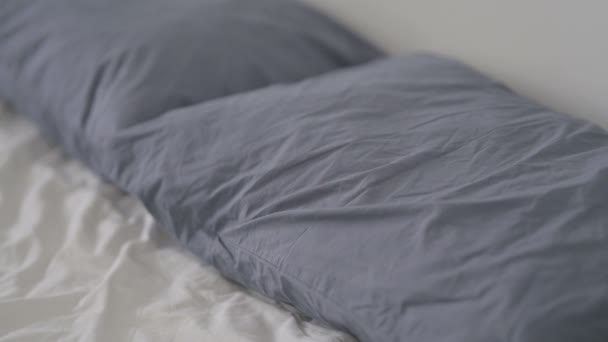 Homme allant au lit et dormant, Gros plan - Séquence, vidéo
