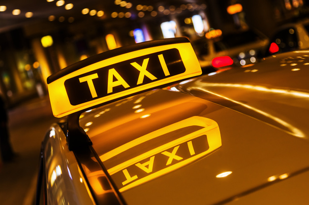 Cartel de taxi iluminado en el techo de un taxi alemán
 - Foto, Imagen