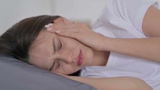 Mujer con dolor de cabeza mientras duerme en la cama - Imágenes, Vídeo