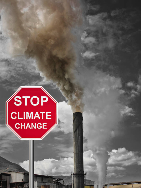 Lo zuccherificio Tully nel Queensland sputa fumo e inquinamento nell'aria e ferma il segnale del cambiamento climatico - Foto, immagini
